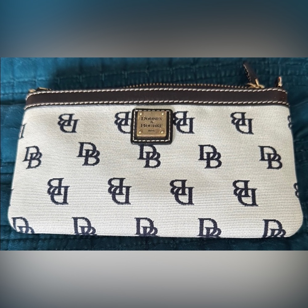 Dooney & Bourke Monogram Crossbody Prestine!
Like New
